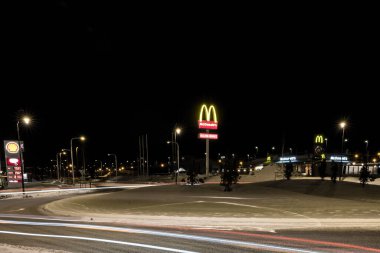Sundsvall, İsveç McDonalds işareti ve trafik çizgileri olan bir trafik çemberi..