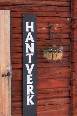 Sundsvall, İsveç Norra Berget 'deki eski binalar kışın açık hava müzesi. El sanatları mağazasına giriş. İsveççe 'de 