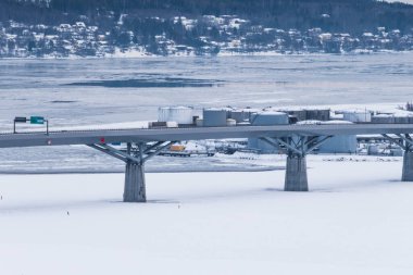 Sundsvall, İsveç Kış boyunca tepeden karla kaplı bir şehir manzarası.