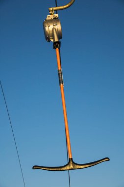 Sundsvall, İsveç 9 Şubat 2022 ıssız bir t-bar ya da kayak merkezindeki kablo üzerinde anten şeklinde bir kayak asansörü..