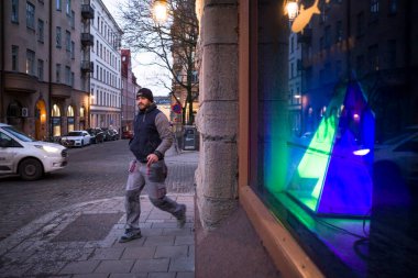 Stockholm, SwedenA Mosebacke Meydanı 'ndaki bir dükkanın önünden geçiyor.