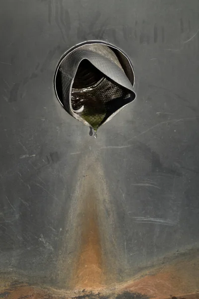 Tubo Drenagem Sol Uma Gota Água — Fotografia de Stock