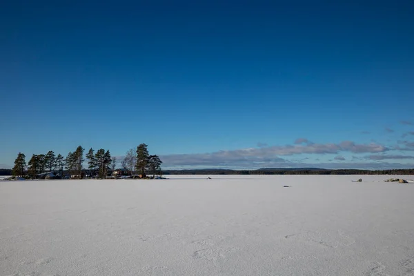 Norrbranningen Švédsko Zmrzlé Jezero Ostrov Slunečných Dnech — Stock fotografie