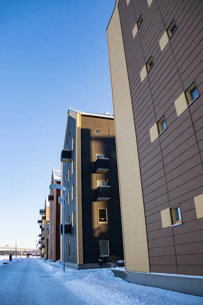 Sundsvall, İsveç Kar ve güneşte modern apartman binaları ve balkonlar.