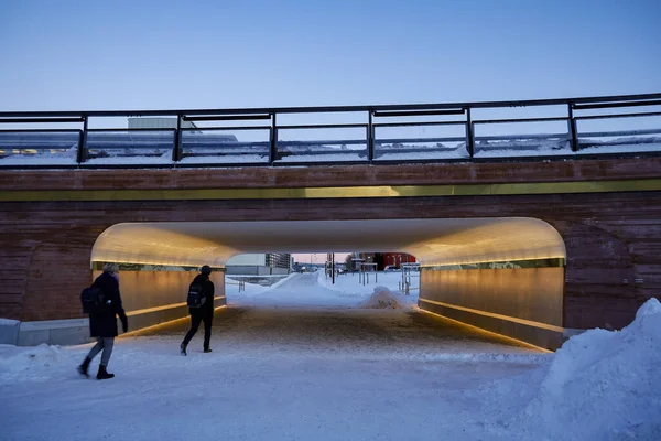 Sundsvall Švédsko Chodci Večerním Světle Zasněženém Centru Zimě Průchodu — Stock fotografie