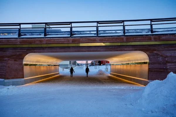Sundsvall Švédsko Chodci Večerním Světle Zasněženém Centru Zimě Průchodu — Stock fotografie