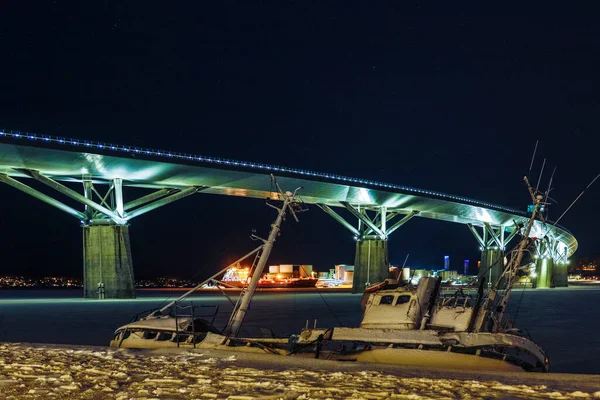Sundsvall Svédország Város Fényei Éjszaka Egy Hajótörés Megdőlt Jégen — Stock Fotó