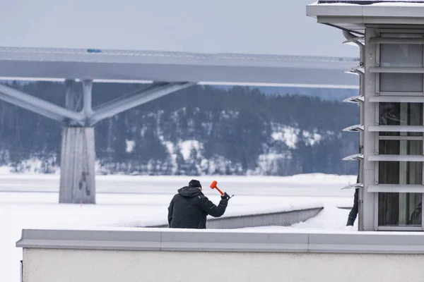 Sundsvall Suécia Dois Homens Removem Gelo Neve Telhado Edifício — Fotografia de Stock