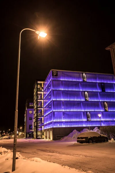 Sundsvall Швеція Синій Парковочний Гараж Ввечері Снігу — стокове фото