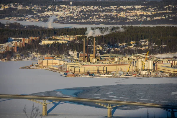 Sundsvall Suécia Uma Vista Cidade Coberta Neve Uma Encosta Acima — Fotografia de Stock