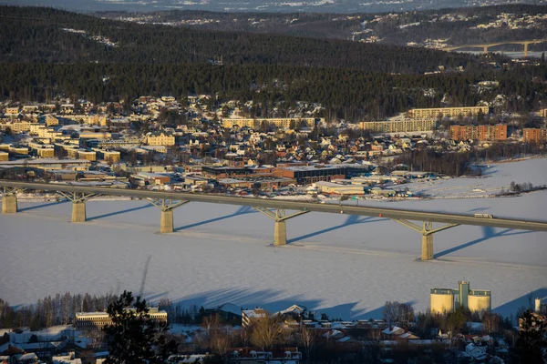 Sundsvall Suécia Uma Vista Cidade Coberta Neve Uma Encosta Acima — Fotografia de Stock