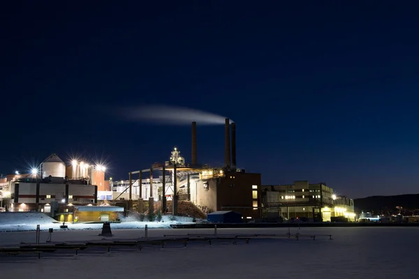 Sundsvall Suécia Vista Uma Fábrica Papel Noite Uma Baía Congelada — Fotografia de Stock