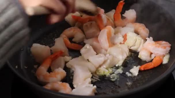 Cozinheiro Frita Bacalhau Branco Camarão Uma Frigideira — Vídeo de Stock