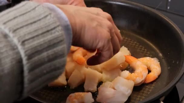 Bucătar Prăjește Codfish Alb Creveți Într Tigaie — Videoclip de stoc