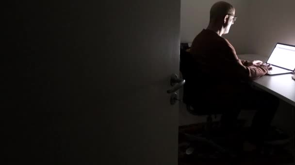 Hombre Sienta Una Computadora Una Oficina Oscuridad — Vídeos de Stock