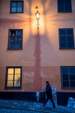 Stockholm, İsveç. Sabahın erken saatlerinde Svartensgatan 'da bir yaya..