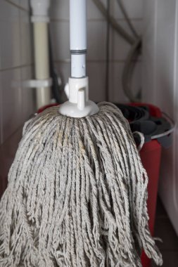 Temizlemek için bir kova ve paspas..