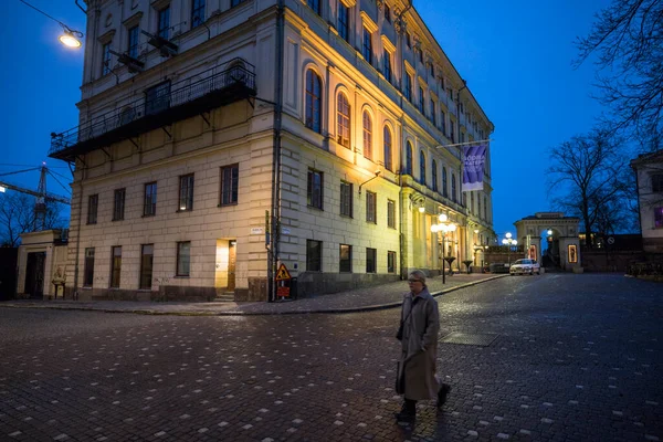 Стокгольм Швеция Человек Гуляет Ранним Утром Площади Мосебаке — стоковое фото