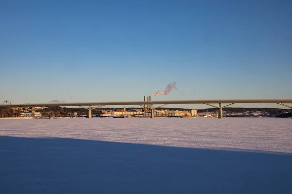 Sundsvall Suécia Vista Sobre Gelo Dia Ensolarado Inverno Ponte Sundsvall — Fotografia de Stock