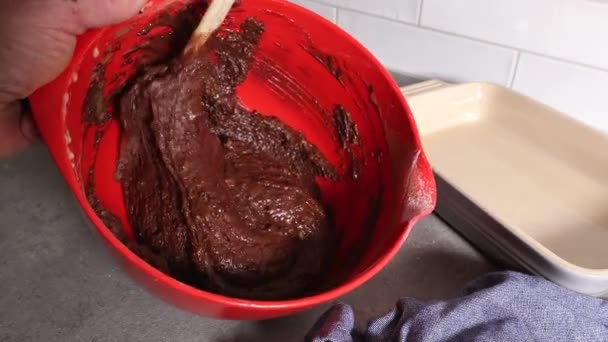 Röd Skål Och Spatel Med Chokladkaka Blandning Mjöl Choklad Bakpulver — Stockvideo
