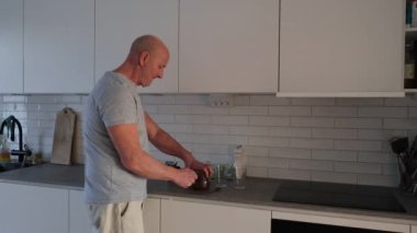 Bir adam mutfakta iki kişilik espresso kahvesi hazırlar.. 