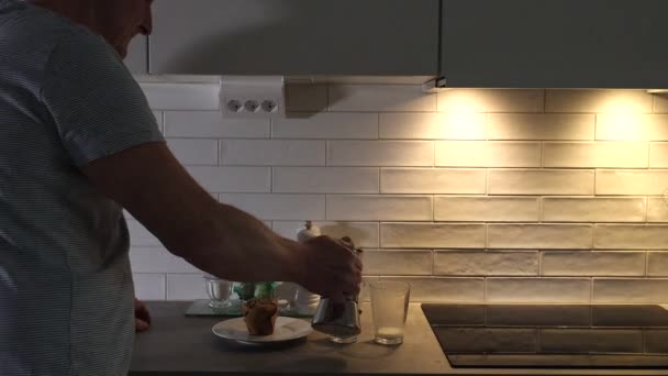 Hombre Prepara Café Expreso Para Dos Una Cocina — Vídeo de stock