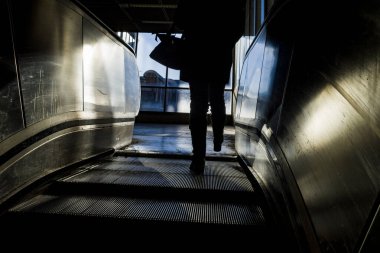 Stockholm, İsveç Bir kadın tünelbana istasyonunda yürüyen merdivene çıkıyor.
