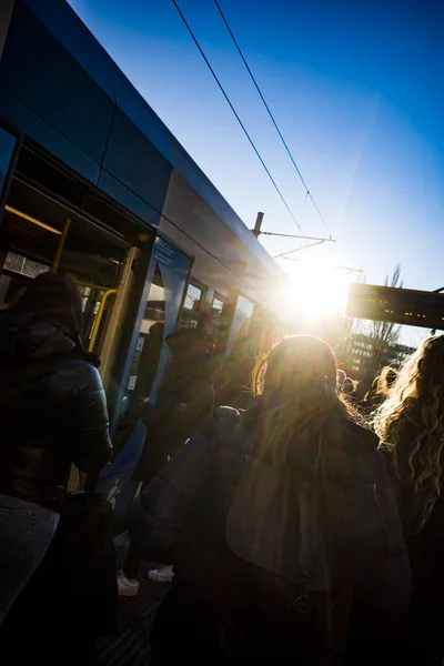 Stockholm Schweden Menschen Steigen Morgenlicht Einer Haltestelle Liljeholmen Eine Straßenbahn — Stockfoto