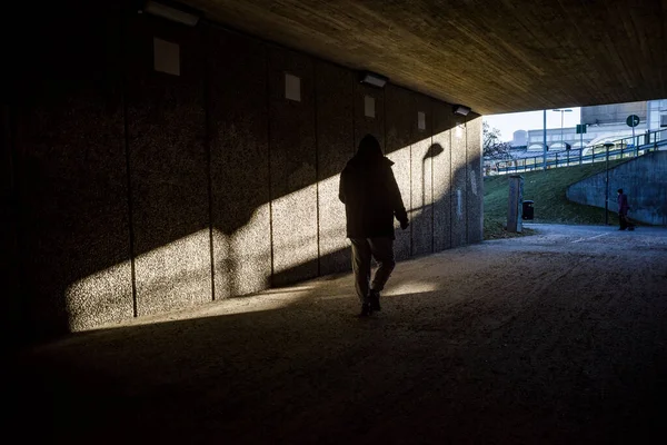 Estocolmo Suécia Uma Pessoa Caminha Uma Passagem Subterrânea Subúrbio Arsta — Fotografia de Stock
