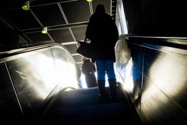 Stockholm Schweden Eine Frau Steigt Einer Tunnelbana Station Eine Rolltreppe — Stockfoto