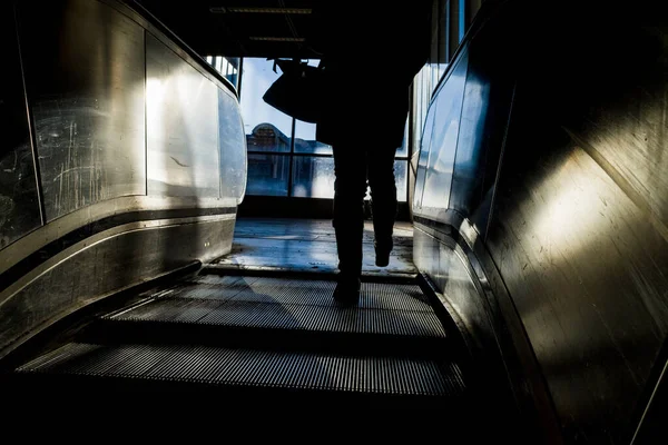Стокгольм Швеция Женщина Поднимается Эскалаторе Туннельбане — стоковое фото