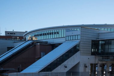 Stockholm, İsveç Flemingsberg banliyöde güneşli bir kış gününde çalışan banliyö tren istasyonu.