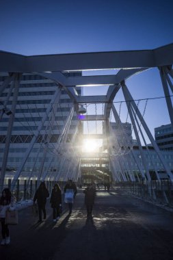 Stockholm, İsveçli yayalar Solna banliyö tren istasyonunda soğuk ama güneşli bir kış gününde.