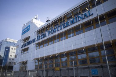 Stockholm, İsveç Arsta 'daki posta terminalinin ön cephesi.