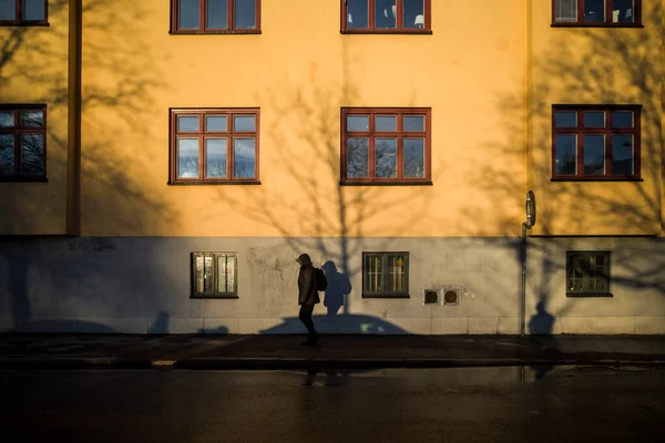 Estocolmo Suecia Paseo Peatonal Distrito Midsommarkransen Bajo Sol Invierno —  Fotos de Stock