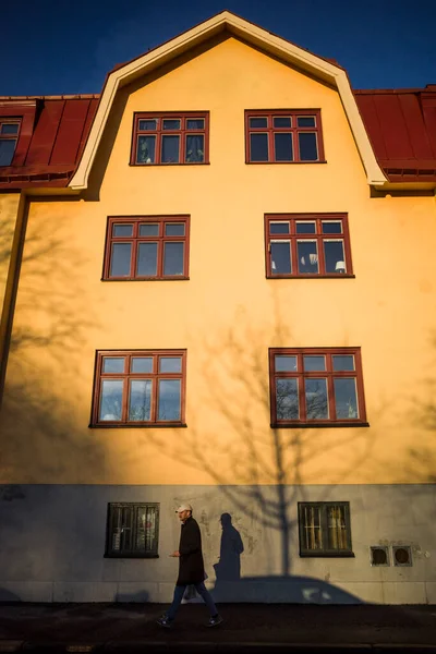 Стокгольм Швеция Пешеходная Прогулка Районе Мидсоммаркрансен Зимним Солнцем — стоковое фото