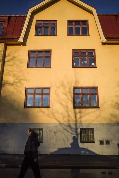 Стокгольм Швеция Пешеходная Прогулка Районе Мидсоммаркрансен Зимним Солнцем — стоковое фото