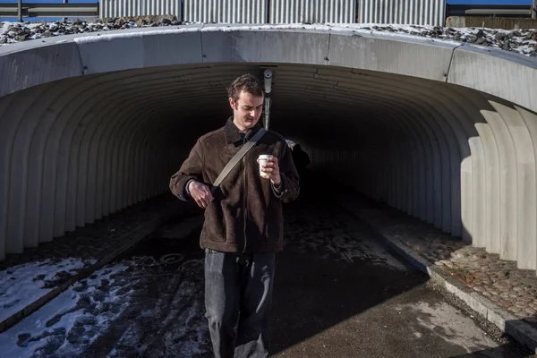 스웨덴 스톡홀름에서 젊은이가 커피를 마시고 터널을 지나고 있습니다 — 스톡 사진