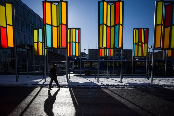 Stockholm Schweden Ein Mann Überquert Einem Sonnigen Wintertag Einer Bushaltestelle — Stockfoto