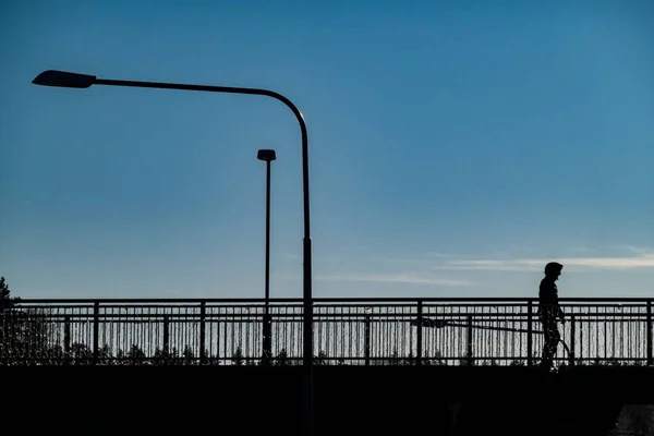 Estocolmo Suécia Homem Silhueta Subúrbio Distrito Flemingsberg Dia Ensolarado Inverno — Fotografia de Stock