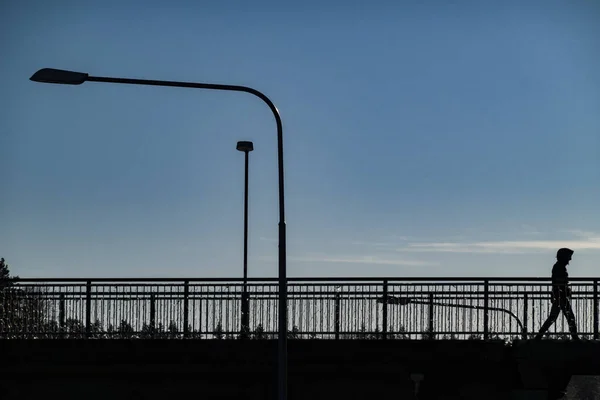Стокгольм Швеция Мужчина Силуэте Пригороде Флемингсберга Районе Солнечный Зимний День — стоковое фото