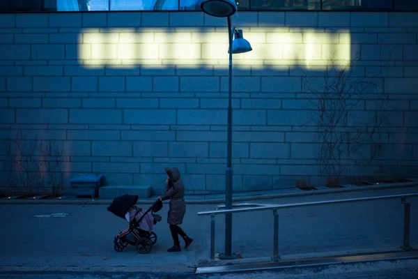 Stockholm Sweden Pedestrians Walking Solna Suburb Reflection Setting Sun — Stock Photo, Image