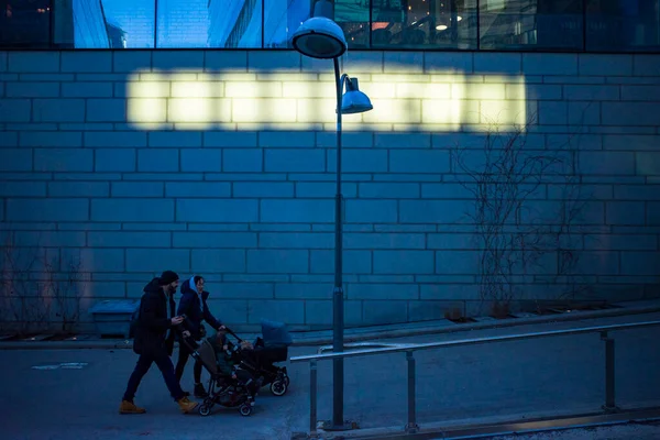 Stockholm Zweden Voetgangers Wandelen Buitenwijk Solna Onder Een Reflectie Van — Stockfoto