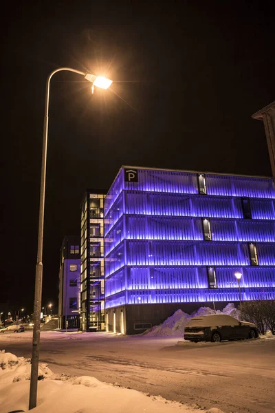 Sundsvall Zweden Een Blauwe Parkeergarage Avonds Sneeuw — Stockfoto