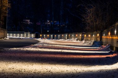 Stockholm, İsveç Karda aydınlatılmış bir yürüyüş yolu.