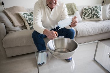 Covid-19 salgınının sona ermesini kutlamak için adamın biri maskesini yaktı..