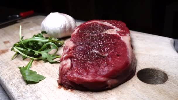 부엌에 200 그램짜리 쇠고기 — 비디오