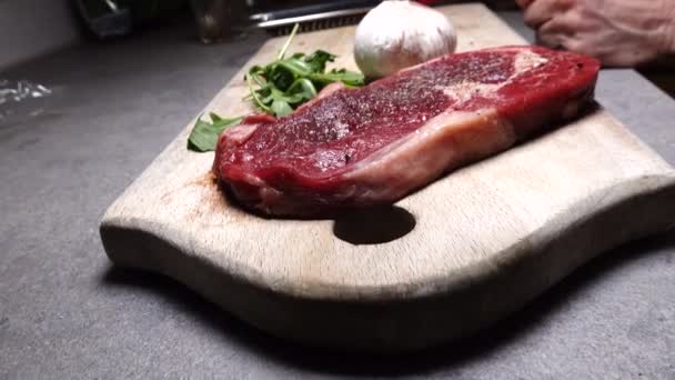 200 Grammi Entrecote Pezzo Manzo Tagliere Una Cucina — Video Stock