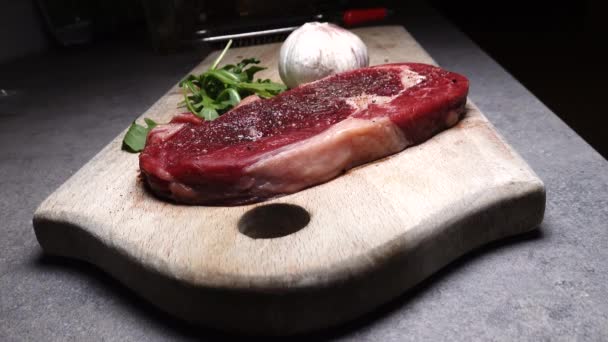 Trozo Carne Entrecote 200 Gramos Una Tabla Cortar Una Cocina — Vídeo de stock