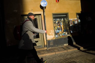 Stockholm, İsveç Bir adam Gamla Stan veya Old Town 'da hızlı yürür.